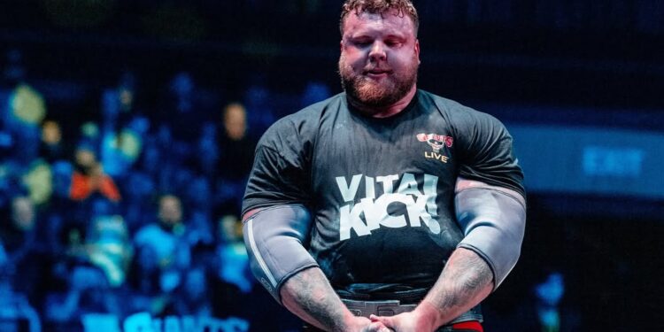 Homem eleito o mais forte do mundo treina 8 horas por dia e consegue levantar mais de 450 kg