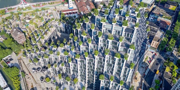 “Super Shopping” com 9 andares e 166 lojas virou o principal ponto turístico deste lugar