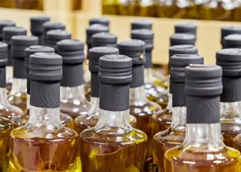 Azeite despenca de preço nos supermercados e brasileiros comemoram