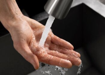 Abastecimento de água potável é suspenso e brasileiros são pegos de surpresa