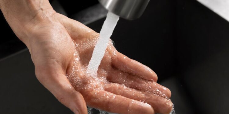 Abastecimento de água potável é suspenso e brasileiros são pegos de surpresa