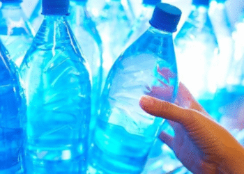 Após bebidas alcoólicas, garrafas de água também são apreendidas por contaminação