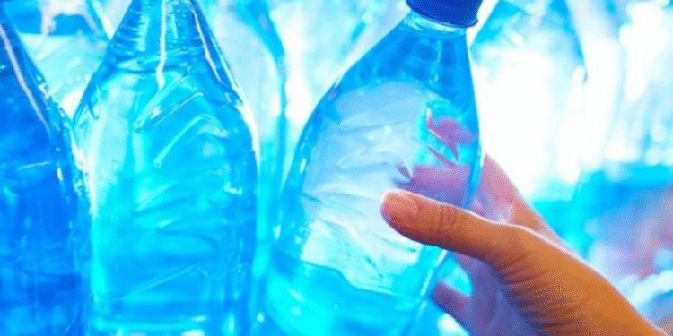 Após bebidas alcoólicas, garrafas de água também são apreendidas por contaminação