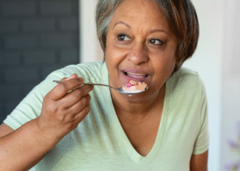 Aqui estão 3 proteínas que todo idoso deveria incluir na alimentação