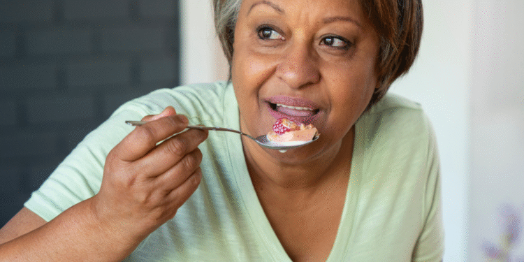 Aqui estão 3 proteínas que todo idoso deveria incluir na alimentação