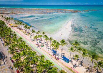 Não é o Rio de Janeiro: qual é a opção mais econômica com águas mais claras e quentes no Brasil