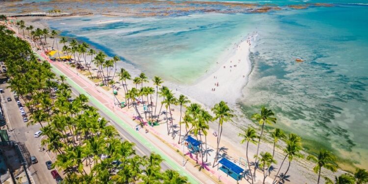 Não é o Rio de Janeiro: qual é a opção mais econômica com águas mais claras e quentes no Brasil