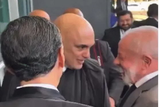Jogador do Corinthians é lembrado em encontro entre Lula e Alexandre de Moraes