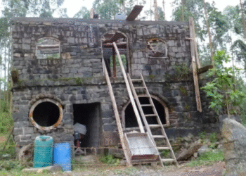 Após 30 anos, homem termina de montar sua própria casa de pedra