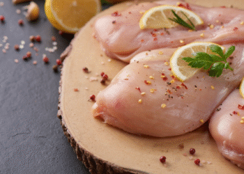 Corte do frango muitas vezes esquecido é barato e tem mais proteína que a carne