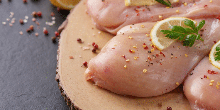 Corte do frango muitas vezes esquecido é barato e tem mais proteína que a carne