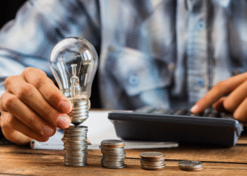 Enquanto você vigia a geladeira, o verdadeiro vilão da conta de luz dispara os valores na sua casa