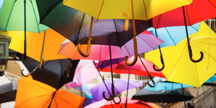 Guardas-chuvas ou guarda-chuvas? Saiba qual o plural correto dessa palavra