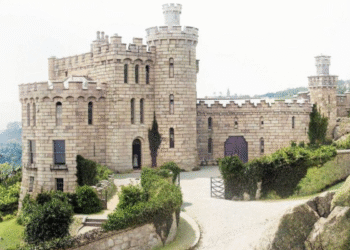 Lendária cantora some dos holofotes e está vivendo isolada em um castelo