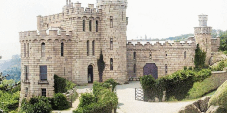 Lendária cantora some dos holofotes e está vivendo isolada em um castelo