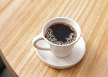 Médico alerta: pare imediatamente de beber café se você apresentar algum desses sinais