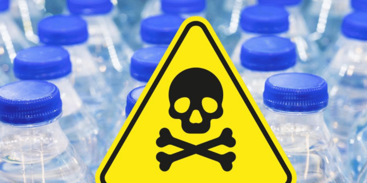Metanol na água? Prefeitura confirma contaminação e garrafinhas são apreendidas