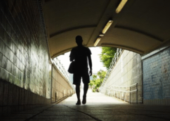 O que significa sonhar que alguém te persegue, segundo a psicologia