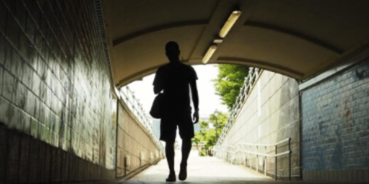 O que significa sonhar que alguém te persegue, segundo a psicologia