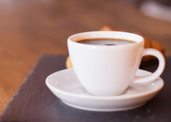 Pare de tomar café AGORA se sentir isso: risco é maior do que parece