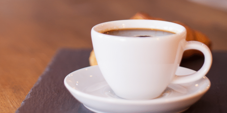 Pare de tomar café AGORA se sentir isso: risco é maior do que parece