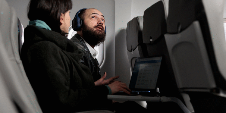 Por que não se pode simplesmente mudar para um assento de avião vazio de graça