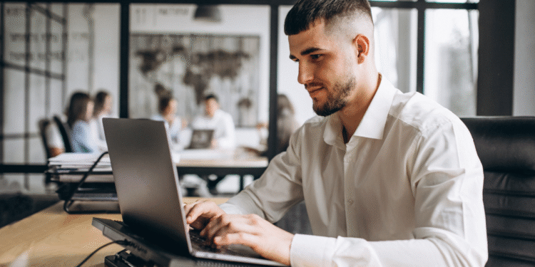 Poucas horas, muito dinheiro: veja carreiras que pagam R$ 5.000,00 trabalhando só 4h/dia