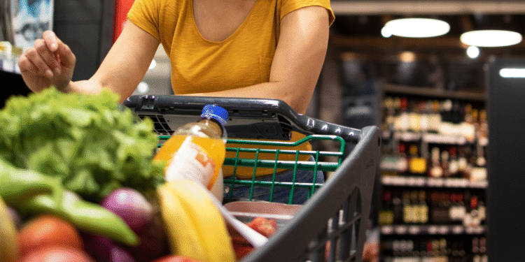 Supermercado tradicional em que vários brasileiros compram fecha as portas para conter gastos