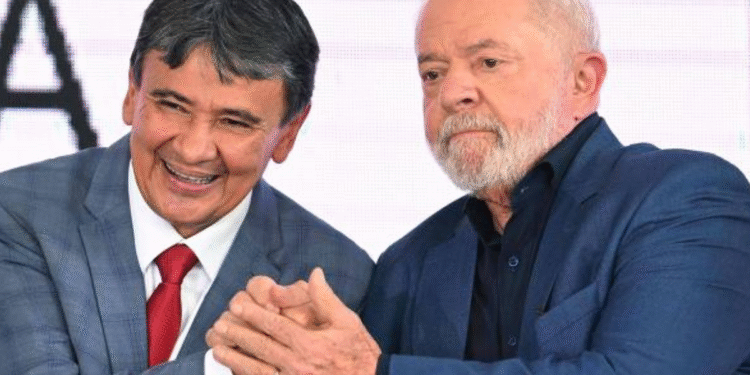 Trocar a carteira de trabalho pelo Bolsa Família? Ministro de Lula se confunde e vira meme
