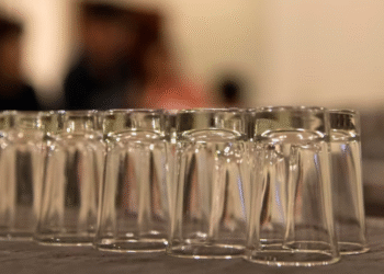 Um erro que todo mundo comete: por que não se deve secar os copos virados para baixo, segundo uma especialista