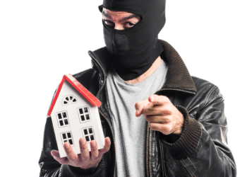 Você nem imagina, mas esse gesto comum convida estranhos para acessar o seu lar