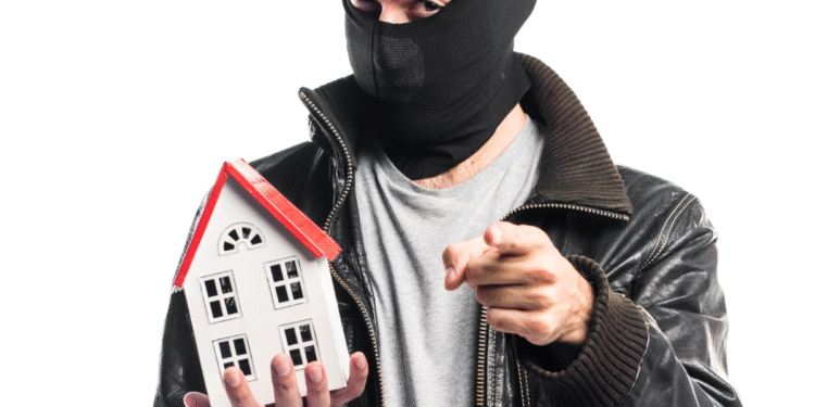 Você nem imagina, mas esse gesto comum convida estranhos para acessar o seu lar