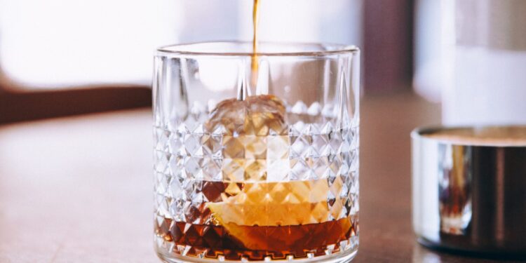 Tecnologia brasileira detecta metanol em garrafas fechadas com 97% de precisão!