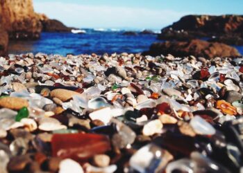 Esqueça a areia branca: essa praia de vidro é uma das mais bonitas do planeta