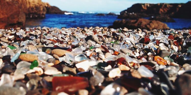 Esqueça a areia branca: essa praia de vidro é uma das mais bonitas do planeta