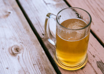 Cerveja também pode conter metanol? Entenda os riscos e o que é mito