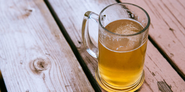 Cerveja também pode conter metanol? Entenda os riscos e o que é mito