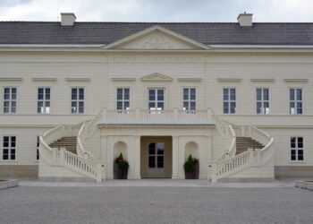 A casa mais cara de Florianópolis está à venda: piscina de 20 metros, campo de golfe e garagem para 10 carros