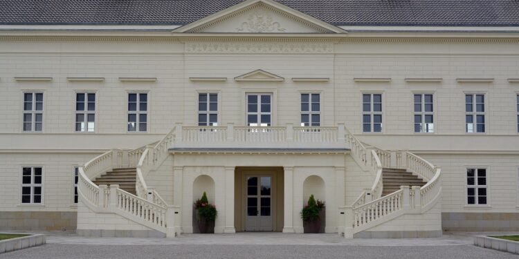 A casa mais cara de Florianópolis está à venda: piscina de 20 metros, campo de golfe e garagem para 10 carros