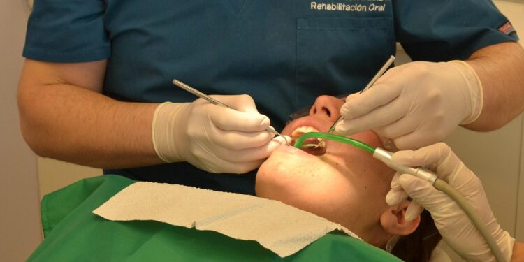 Nem a cada 4 meses nem a cada 1 ano: quando é necessário fazer uma limpeza bucal, segundo dentistas