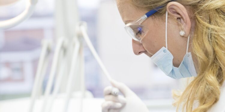 Governo vai depositar R$ 300 por dia para portadores desta doença: entenda nova medida do Ministério da Saúde