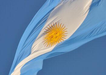 Milei mal foi reeleito e toma medida polêmica que revolta trabalhadores na Argentina