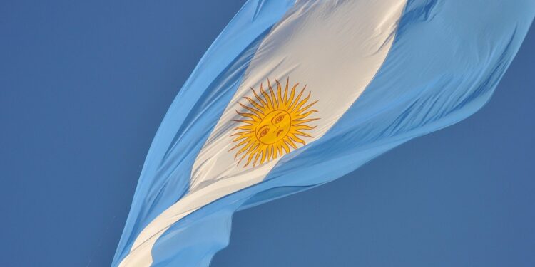 Milei mal foi reeleito e toma medida polêmica que revolta trabalhadores na Argentina