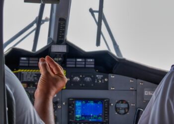 Mistério em voo Embraer: piloto relata sons estranhos e falha total de comunicação a bordo