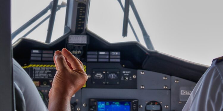 Mistério em voo Embraer: piloto relata sons estranhos e falha total de comunicação a bordo