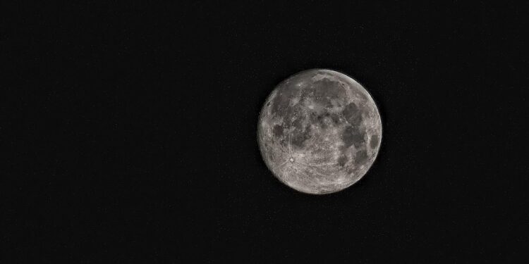 Uma segunda lua começa a orbitar a Terra e vai permanecer por mais de 50 anos