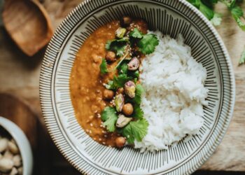 Esse tempero no arroz é tão poderoso que pode mudar até seus exames de sangue