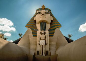 Já pensou em se hospedar dentro de uma “pirâmide egípcia”? Esse hotel permite