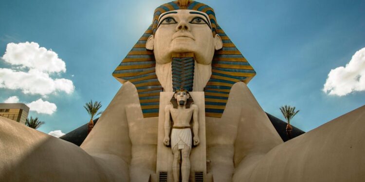 Já pensou em se hospedar dentro de uma “pirâmide egípcia”? Esse hotel permite