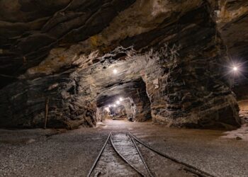 Rocha rara de 142 quilos e quase R$ 150 milhões é encontrada na Bahia